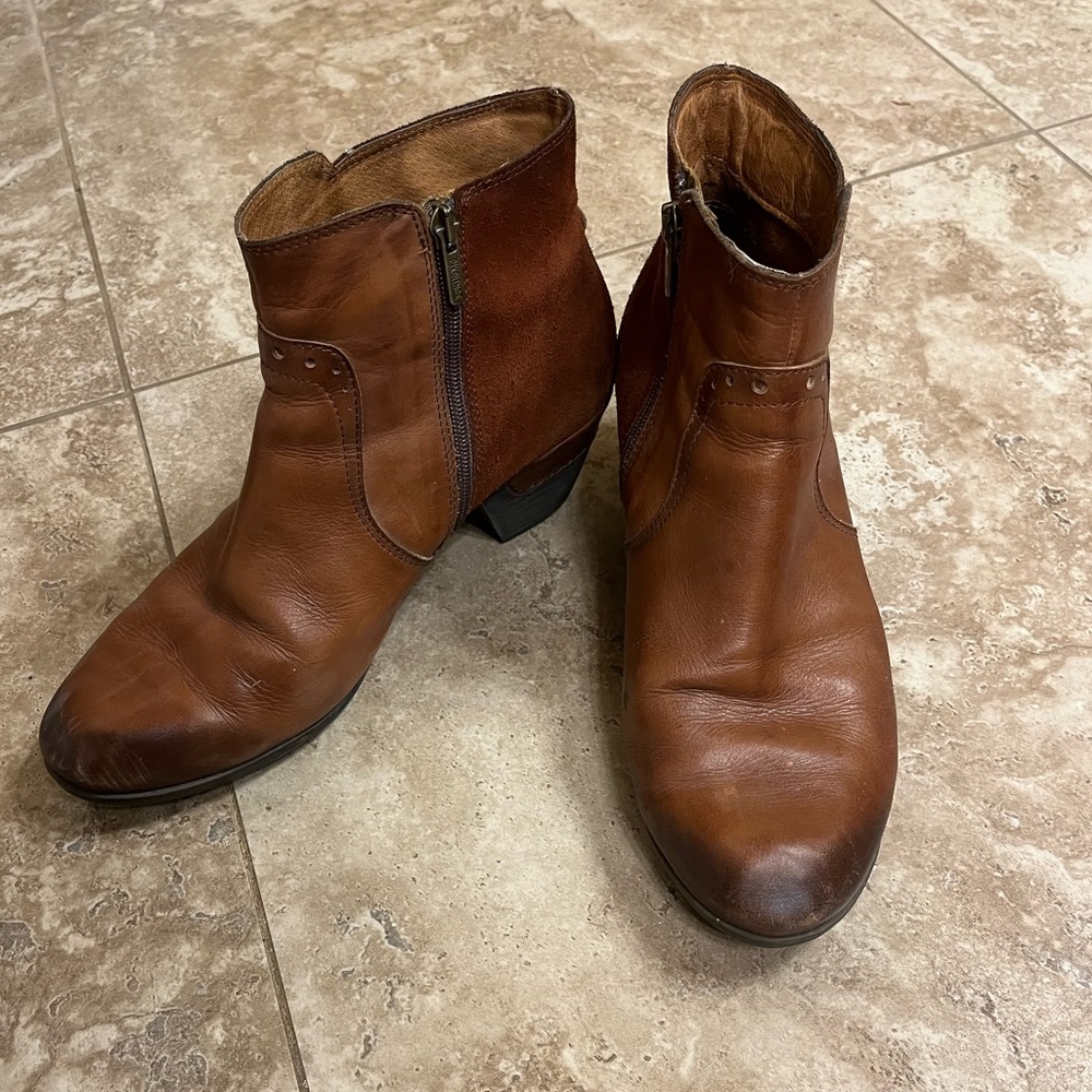 Pikolinos suede and leather zip up booties